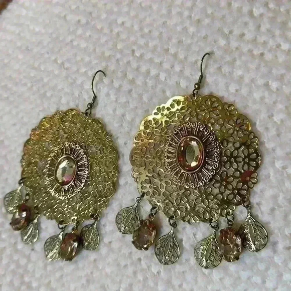 Hanging gold colored earrings - Picture 2 of 4